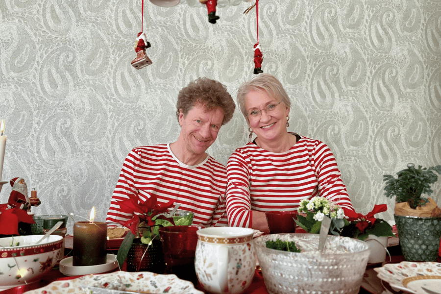 Leena ja Petri Pennanen iloisina joulupöydän ääressä.